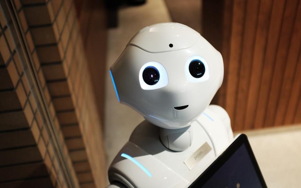 Robot umanoide con tablet, intelligenza artificiale