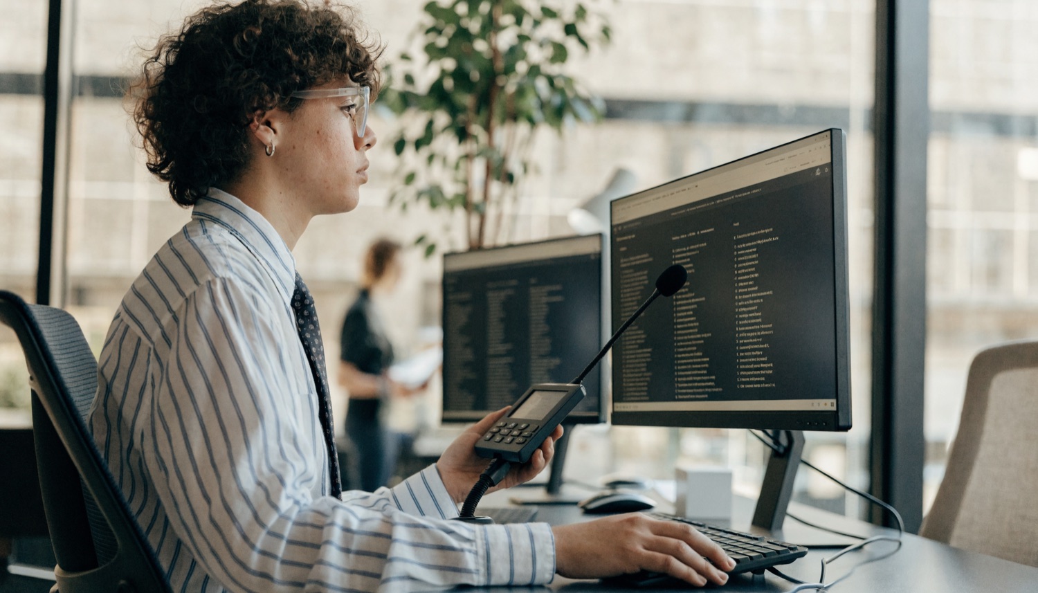 Persona che naviga un sito web accessibile