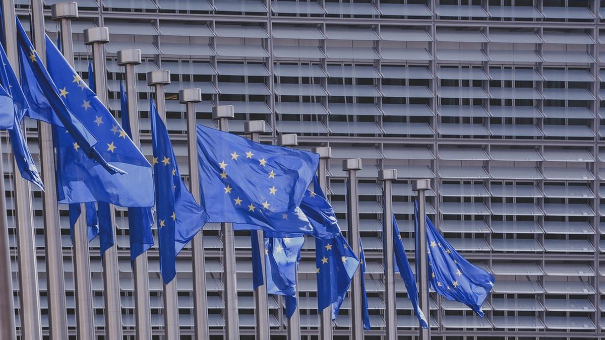 Bandiere dell'Unione Europea davanti alla sede della Commissione a Bruxelles