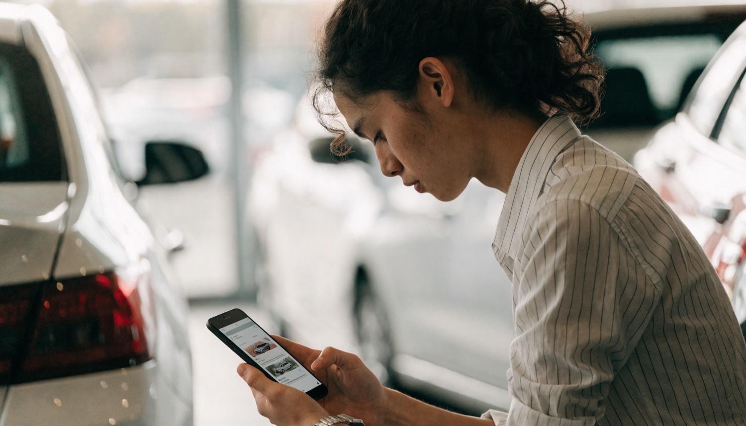 Ricerca di un'auto online da smartphone