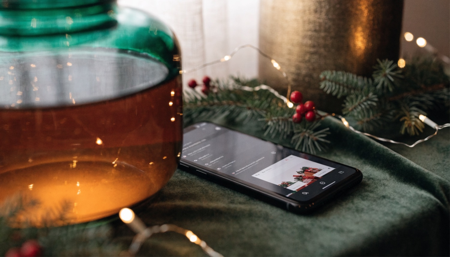 Email promozionale natalizia aperta su smartphone