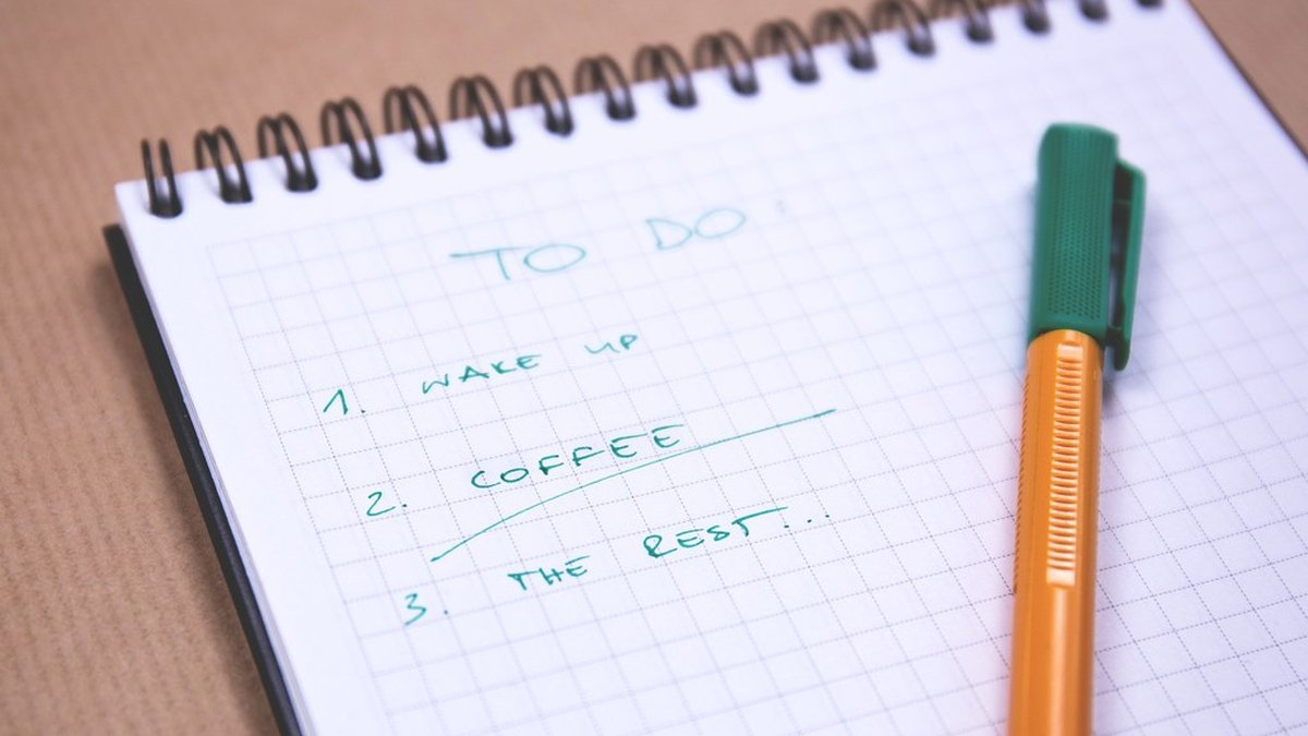Blocco note con lista di cose da fare e penna, pianificazione del marketing