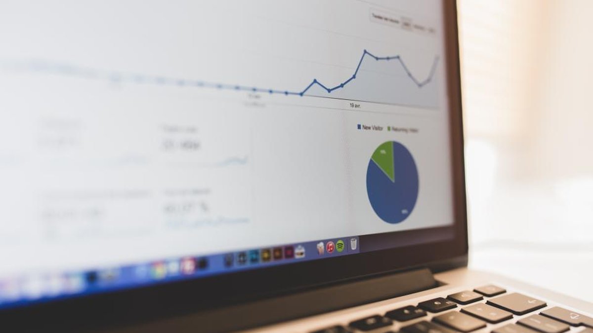 Laptop con grafici e statistiche di una campagna pubblicitaria