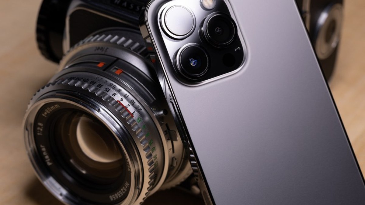Smartphone e obiettivo fotografico su un tavolo, produzione video