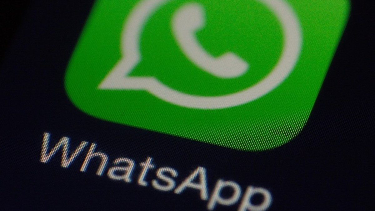 Icona dell'app WhatsApp in primo piano sullo schermo di uno smartphone